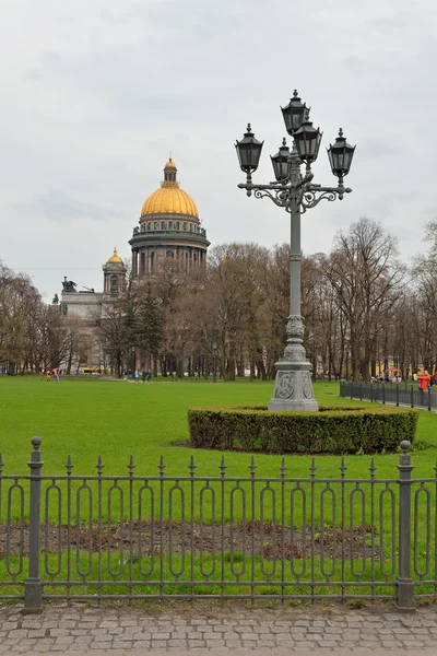 Исаакиевский собор и площадь с зеленой лужайкой — стоковое фото