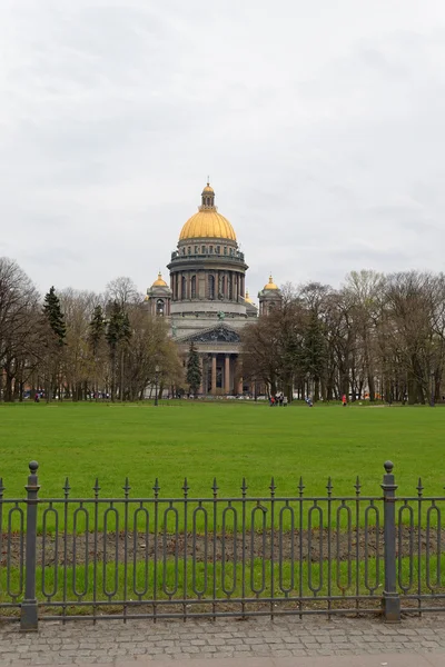 Исаакиевский собор и площадь с зеленой лужайкой — стоковое фото