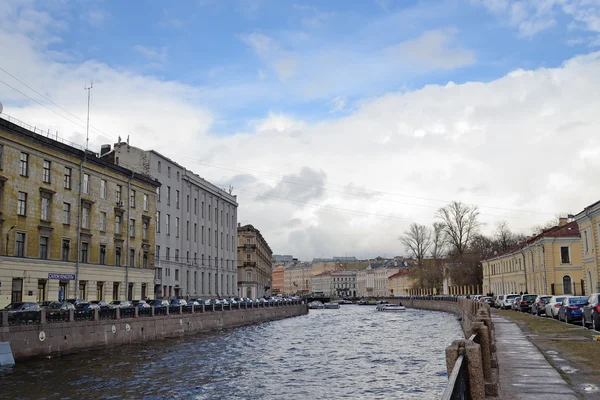 Весной прогулочные катера на реке Мойка — стоковое фото