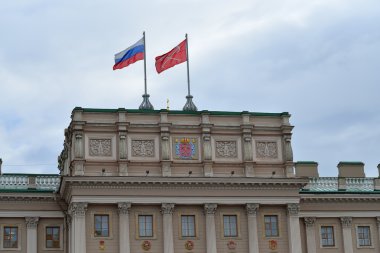 Yasama Meclisi çatıda bayrakları