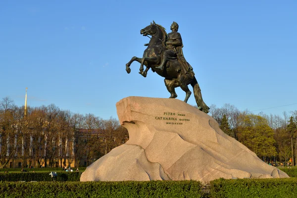 The monument to Peter the great the bronze horseman in the sprin — Stock Photo, Image