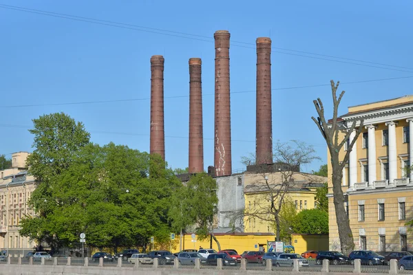 Quatre cheminées de briques de chaufferie sur le remblai de Fontanka — Photo