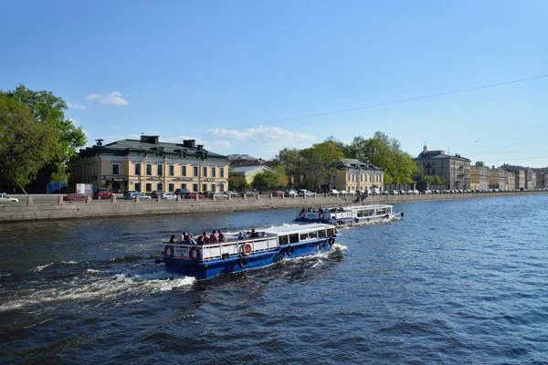 Rzeki Fontanka i przyjemność łodzi biały — Zdjęcie stockowe