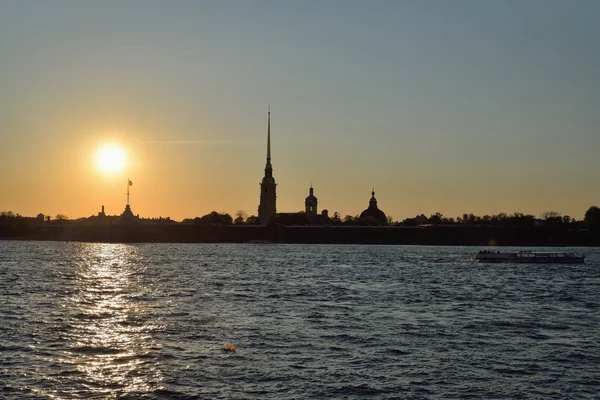 Sunset over Peter and Paul fortress on the Neva river — Stock Photo, Image