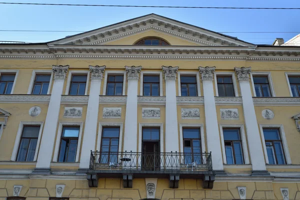 Un balcon avec un grill sur un vieux bâtiment en pierre avec colum blanc — Photo