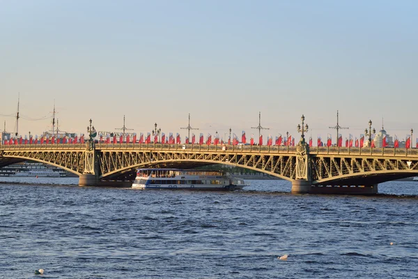 Hajó úszik a Néva folyó Szentháromság-híd — Stock Fotó