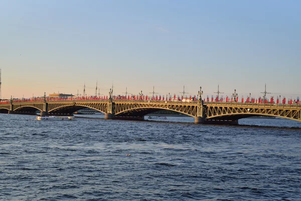 Barco flota río Neva en el puente Trinity — Foto de Stock
