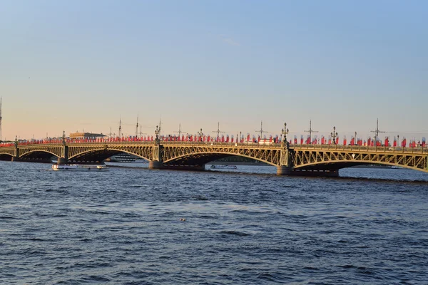 Båt flyter floden Neva vid Trinity bridge — Stockfoto