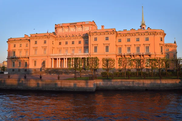 Mikhailovsky mühendisleri Kalesi ve nehir cephe