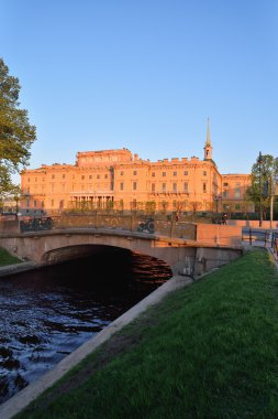 Mikhailovsky mühendisleri kale ve ile köprü görünümü 