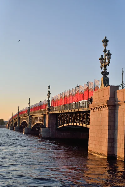 Gün batımında Neva nehrinde Trinity Köprüsü — Stok fotoğraf