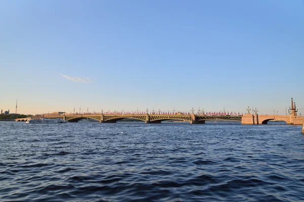 Gün batımında Neva nehrinde Trinity Köprüsü — Stok fotoğraf