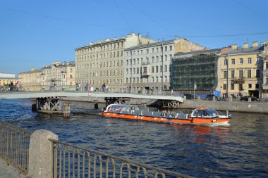 Fontanka köprünün altından nehir tekne Gorkinym
