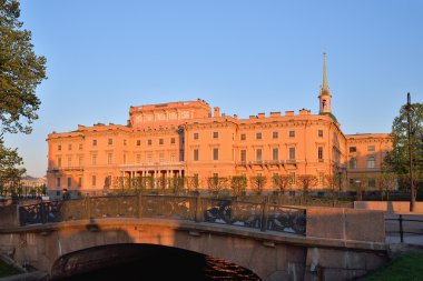 Mikhailovsky mühendisleri kale ve ile köprü görünümü 