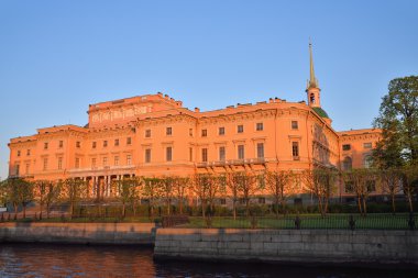Mikhailovsky mühendisleri Kalesi ve nehir cephe