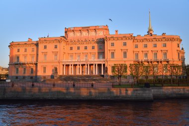 Mikhailovsky mühendisleri Kalesi ve nehir cephe