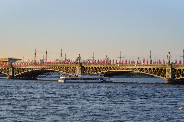 Loď se vznáší řeka Něva v Trinity most — Stock fotografie