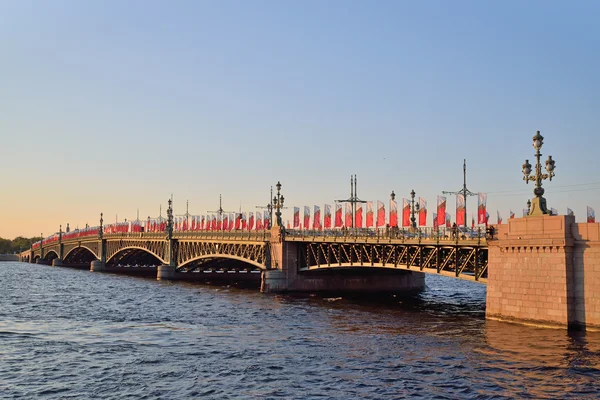 Szentháromság-híd, a Néva folyó naplementekor — Stock Fotó