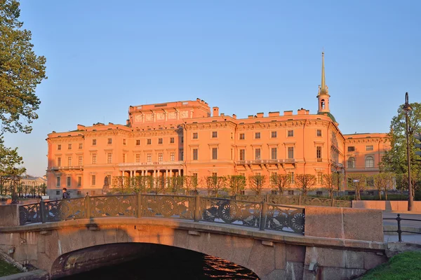 View of the Mikhailovsky engineers castle and the bridge with — Stock Photo, Image