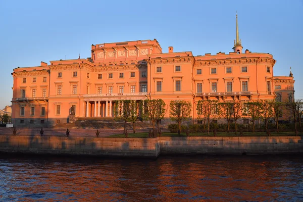 La facciata del castello di ingegneri Mikhailovsky e il fiume — Foto Stock