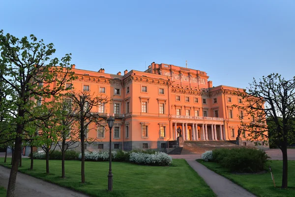 Inženýři Michajlovský zámek od řeky Fontanka na sunse — Stock fotografie