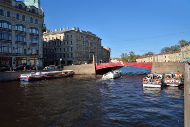 Bir zevk tekne turist Yusupov St. Petersbu nehrinde