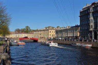 Bir zevk tekne turist Yusupov St. Petersbu nehrinde