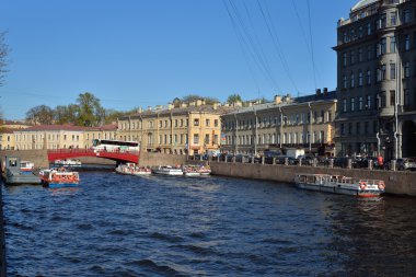 Bir zevk tekne turist Yusupov St. Petersbu nehrinde
