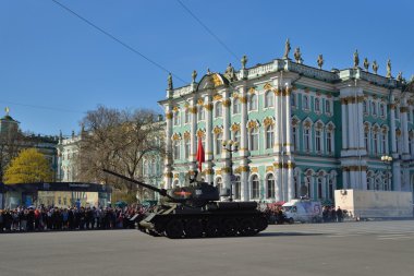 Tank T-34-85 sarayın bir re sırasında kare Sovyetler Birliği bayrağı ile