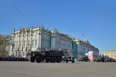 Bir bölümü üzerinde bir kırmızı bayrak ile Apc piyade ve kamyon üzerinde 