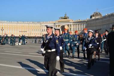 Zafer Parad prova dolduktan sonra mutlu öğrenciler