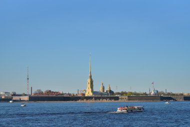 Zevk tekne yüzen arka plan üzerine Neva nehrinde 