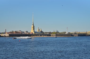 Zevk tekne yüzen arka plan üzerine Neva nehrinde 