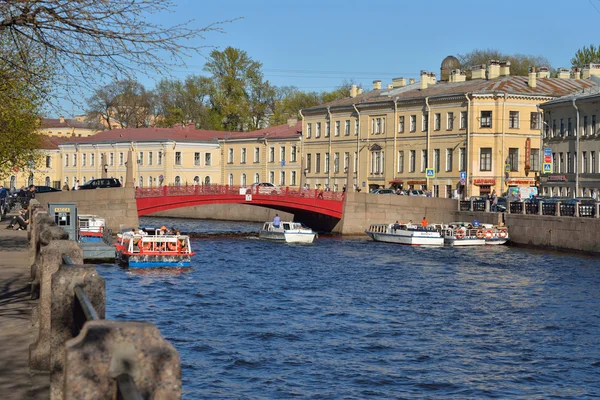 Un barco de recreo con turistas en el río Moika en San Petersbu — Foto de Stock