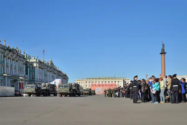 Camions avec missiles pour lanceurs s-300 PM sur la place du Palais — Photo