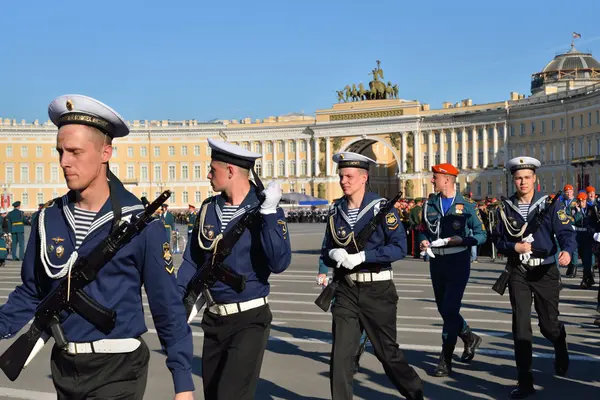 Happy cadets after the end of the rehearsal of the Victory Parad — Stock Photo, Image