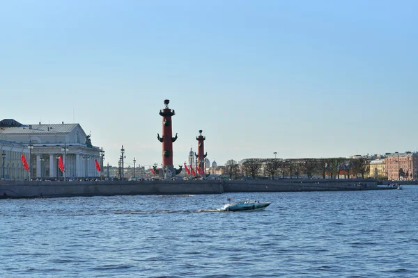 Bateau de plaisance flotte sur la rivière Neva sur le fond de la — Photo