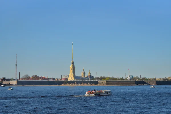 Pleasure boat floats on the Neva river on the background of the — Stock Photo, Image