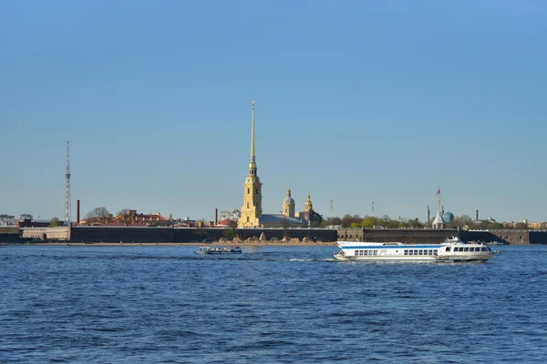 Barco de placer flota en el río Neva en el fondo de la —  Fotos de Stock