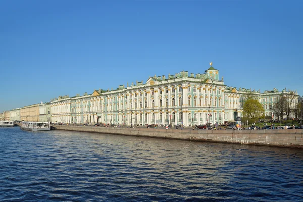 El palacio de invierno y el muelle en el terraplén del palacio día claro en — Foto de Stock