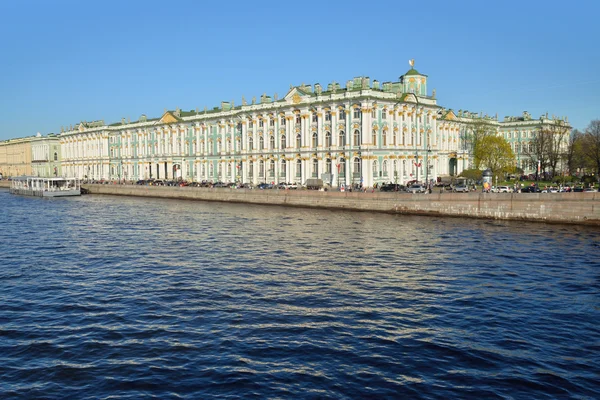 Dzień w jasny Pałac zimowy i molo na nabrzeże pałacowe — Zdjęcie stockowe