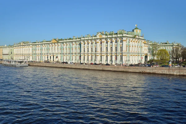 El palacio de invierno y el muelle en el terraplén del palacio día claro en — Foto de Stock