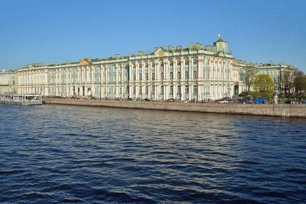 El palacio de invierno y el muelle en el terraplén del palacio día claro en — Foto de Stock