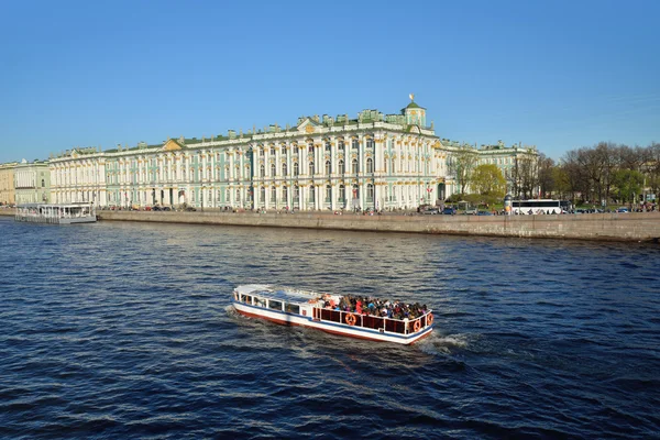 Un barco de recreo con los turistas flota en el río Neva en la ba — Foto de Stock