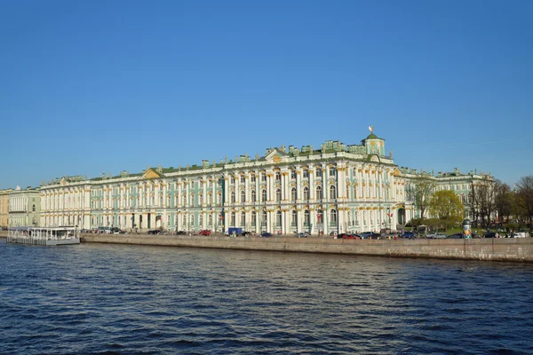 Зимний дворец и пирс на набережной дворца ясный день в — стоковое фото