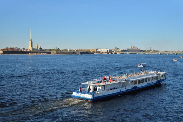 Ausflugsboot schwimmt auf der Newa vor dem Hintergrund der — Stockfoto