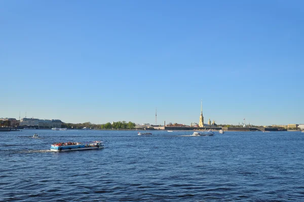 Piacere barca galleggia sul fiume Neva sullo sfondo del — Foto Stock