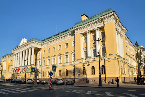 Hotel 4 jahreszeiten mit fahnen klarer tag im sommer in saint-petersbu — Stockfoto