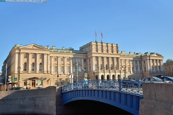 L'edificio della legislatura e il ponte blu con turista — Foto Stock
