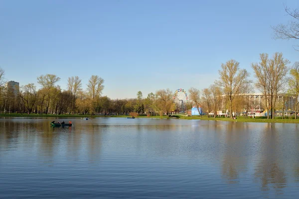 Teich im Siegespark im zeitigen Frühjahr — Stockfoto